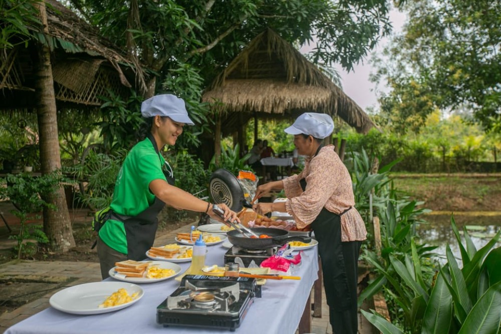 Angkor Wat: Guided Sunrise Bike Tour w/ Breakfast and Lunch | ®ExcursionMania