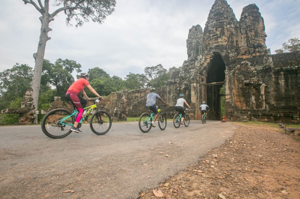 Angkor Wat: Guided Sunrise Bike Tour w/ Breakfast and Lunch | ®ExcursionMania