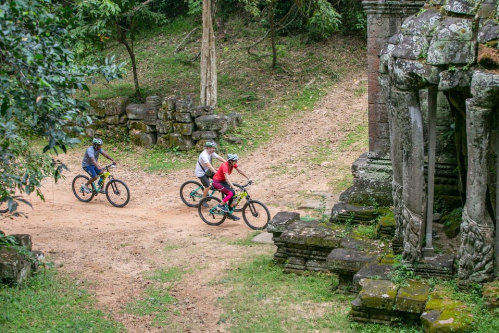 Angkor Wat: Guided Sunrise Bike Tour w/ Breakfast and Lunch | ®ExcursionMania