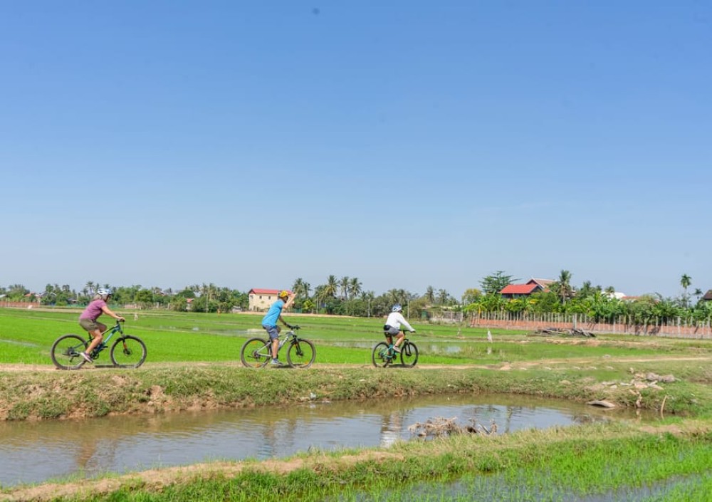 Kampong Phluk: Floating Village Bike Tour and Sunset Cruise | ®ExcursionMania