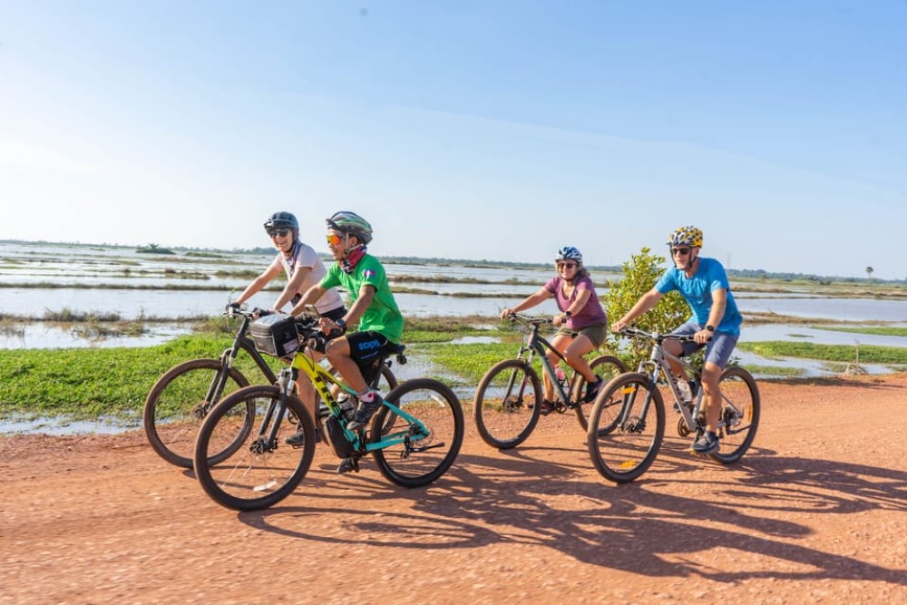 Kampong Phluk: Floating Village Bike Tour and Sunset Cruise | ®ExcursionMania