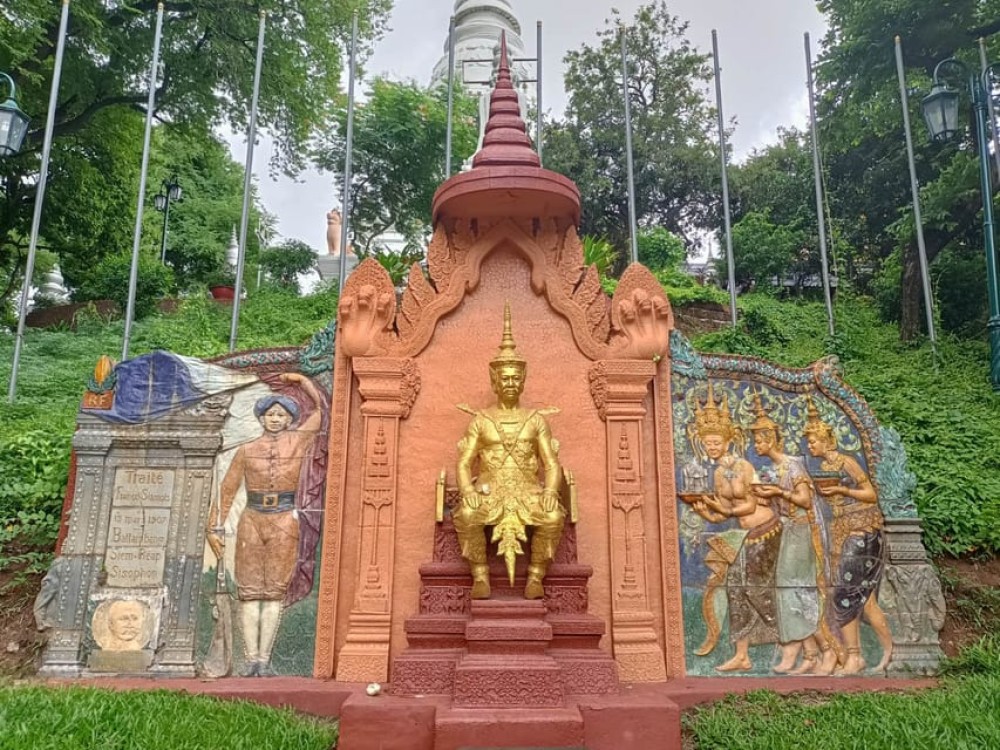 Phnom Penh Historical Sites Tour by Tuk Tuk | ®ExcursionMania