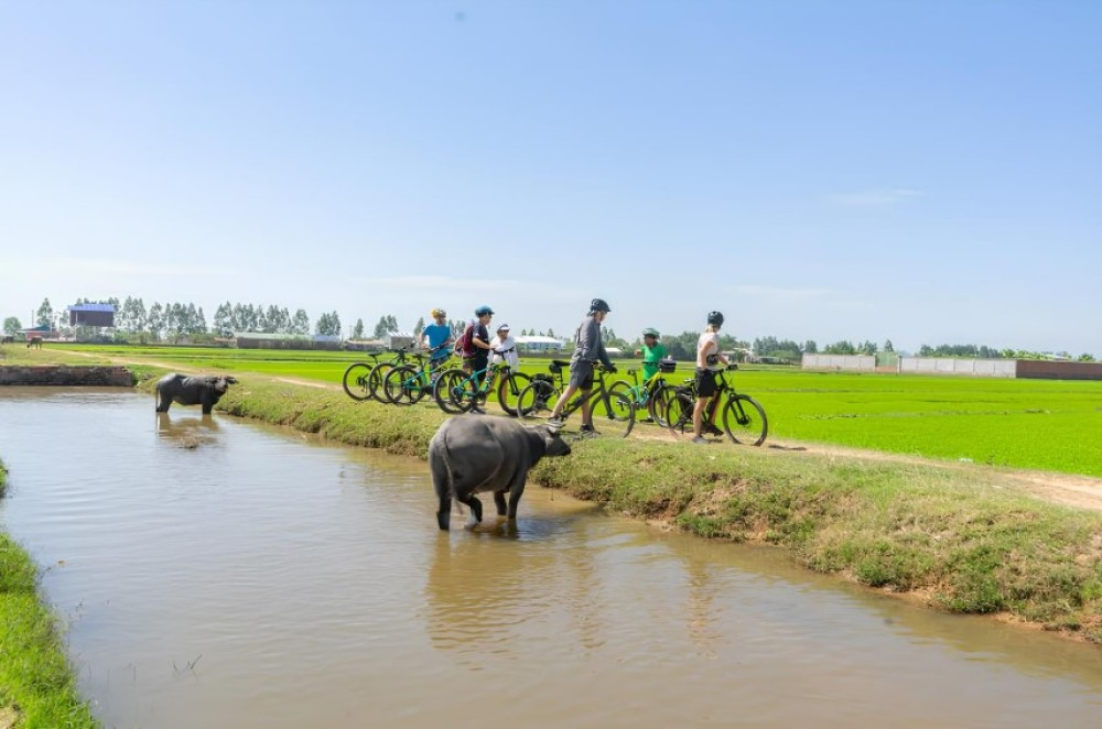 Kampong Phluk: Floating Village Bike Tour and Sunset Cruise | ®ExcursionMania