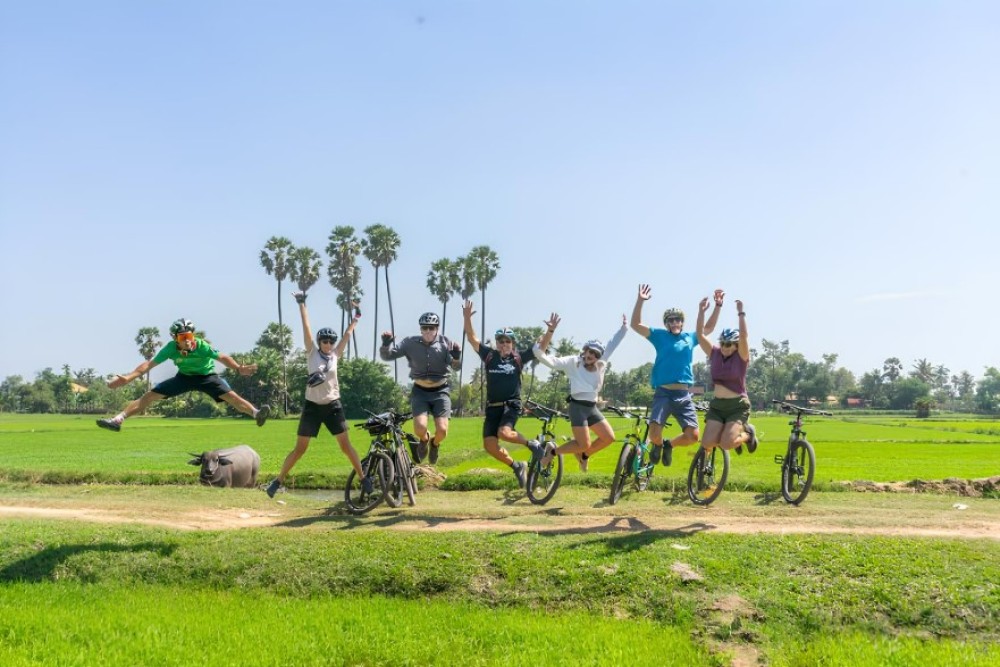 Kampong Phluk: Floating Village Bike Tour and Sunset Cruise | ®ExcursionMania