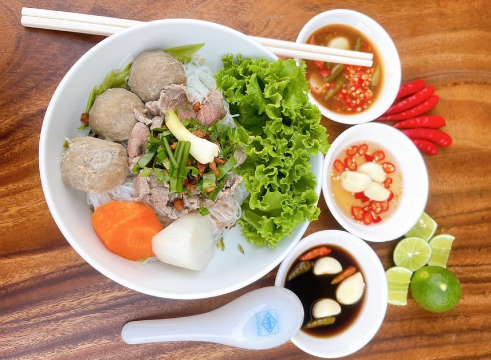 Phnom Penh: Street Art & Food Tour by Tuk-Tuk | ®ExcursionMania