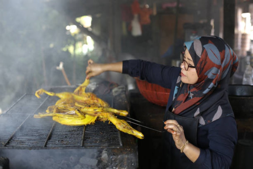Phnom Penh: Street Art & Food Tour by Tuk-Tuk | ®ExcursionMania
