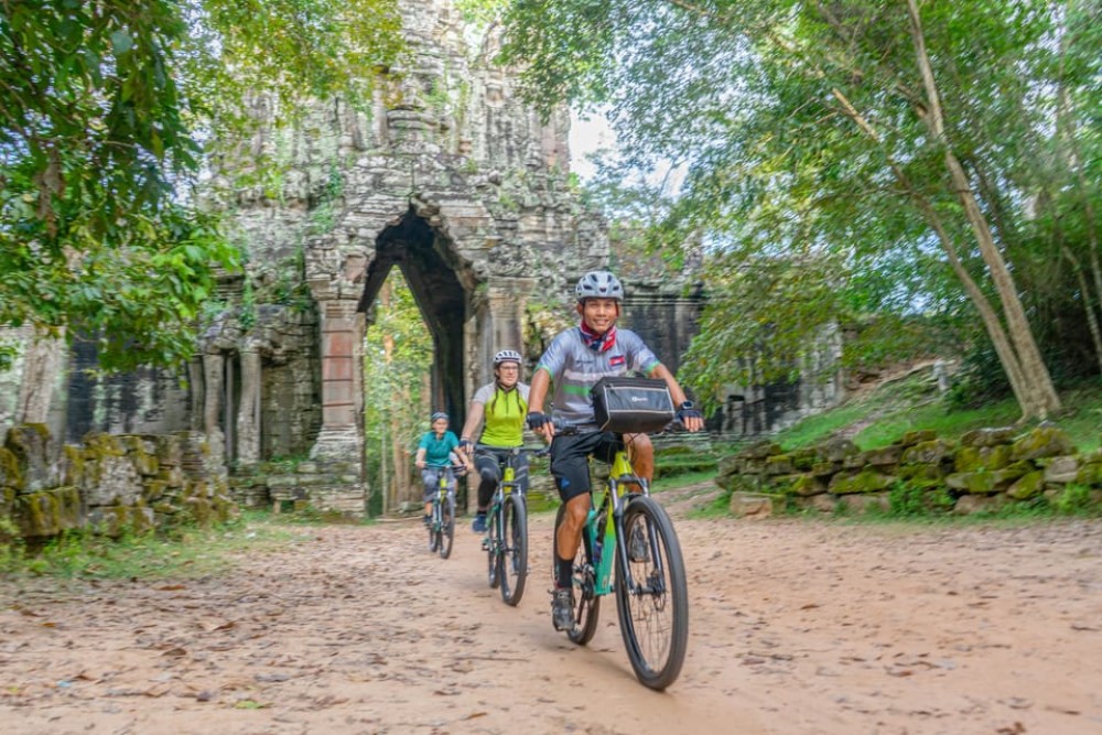 Siem Reap: Angkor Sunset Bike & Boat Tour w/ Drinks & Snacks | ®ExcursionMania