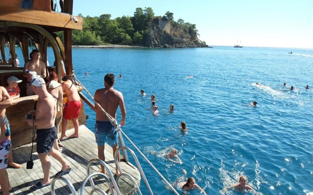 Antalya: Relax Boat Trip with Lunch to the Duden Waterfall | ®ExcursionMania