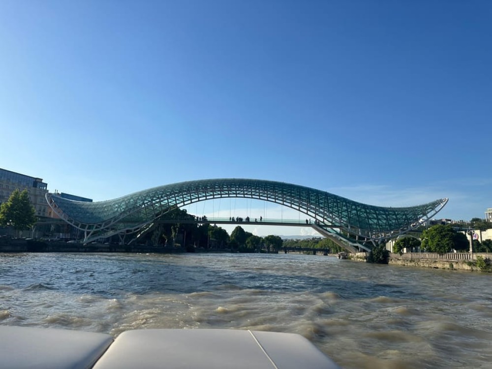 TBILISI: Private, exclusive Boat Ride & with Welcome Drink | ®ExcursionMania