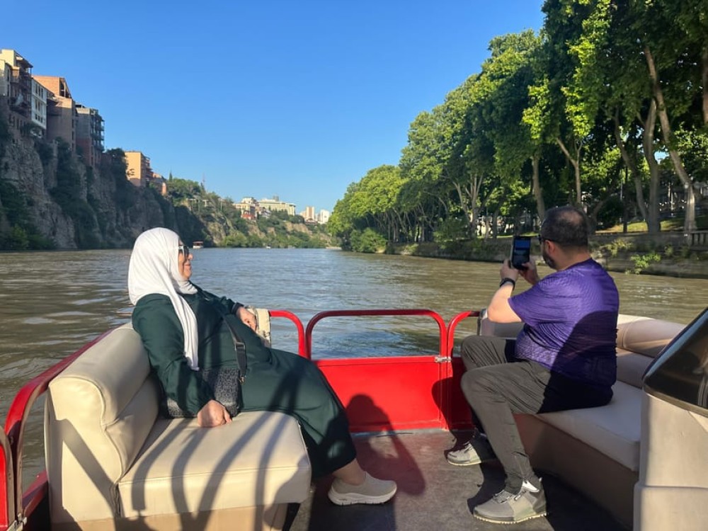 TBILISI: Private, exclusive Boat Ride & with Welcome Drink | ®ExcursionMania