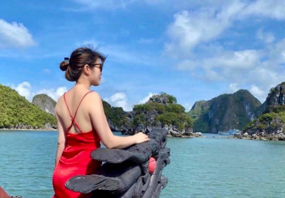 Halong Join-in 4 Hours Cruising Cave visit, Kayak and Seafood Lunch | ®ExcursionMania