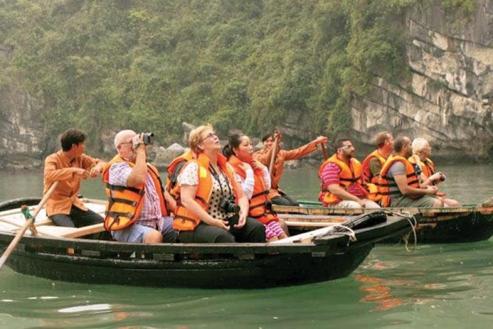 Halong Join-in 4 Hours Cruising Cave visit, Kayak and Seafood Lunch | ®ExcursionMania