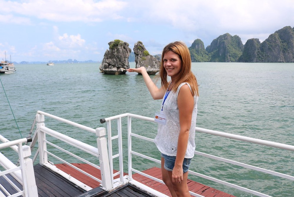 Halong Join-in 4 Hours Cruising Cave visit, Kayak and Seafood Lunch | ®ExcursionMania