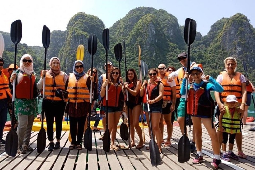 Halong Join-in 4 Hours Cruising Cave visit, Kayak and Seafood Lunch | ®ExcursionMania