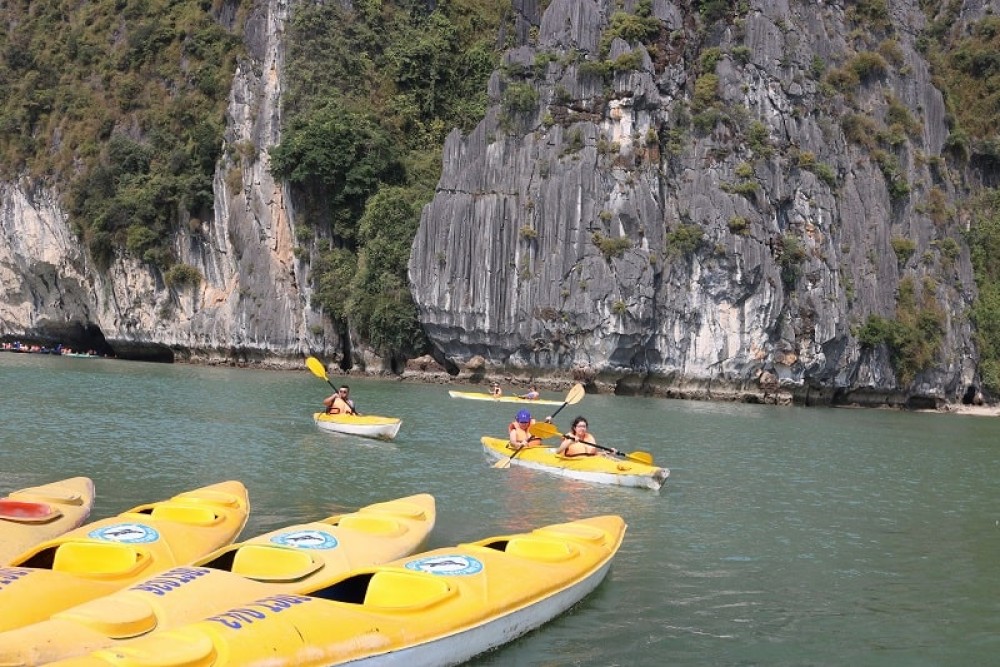 Halong Join-in 4 Hours Cruising Cave visit, Kayak and Seafood Lunch | ®ExcursionMania