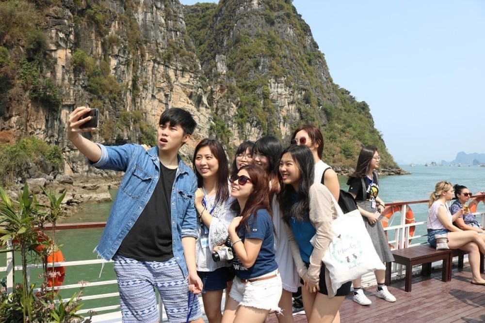 Halong Join-in 4 Hours Cruising Cave visit, Kayak and Seafood Lunch | ®ExcursionMania