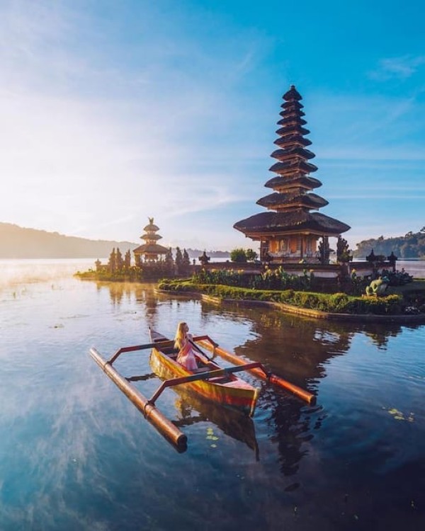 North Bali: Dolphin, Ulun Danu Temple, & Banyumala Waterfall | ®ExcursionMania