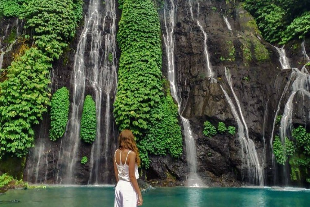 Best Bali Day Trip: Bratan Temple, Hidden Waterfall, Handara Gate | ®ExcursionMania