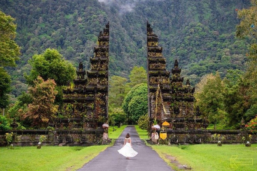 Best Bali Day Trip: Bratan Temple, Hidden Waterfall, Handara Gate | ®ExcursionMania
