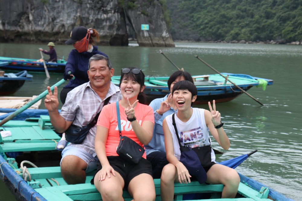 Join-in Day Tour 6 hours Cruising Cave, Kayak, Beach, Lunch | ®ExcursionMania