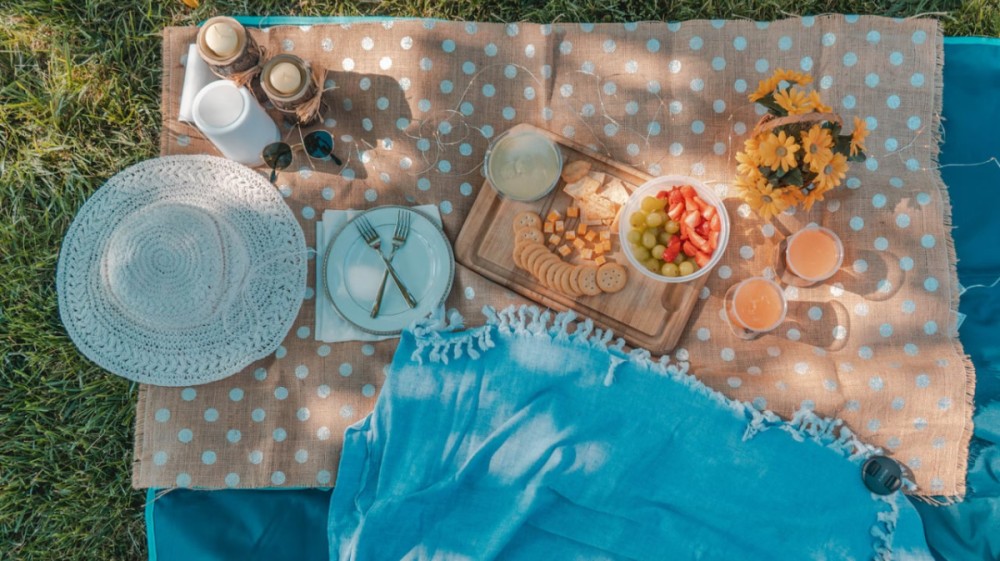 Lisbon: Beach Brunch Picnic with Set-Up and Transfers | ®ExcursionMania