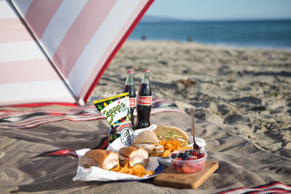 Lisbon: Beach Brunch Picnic with Set-Up and Transfers | ®ExcursionMania