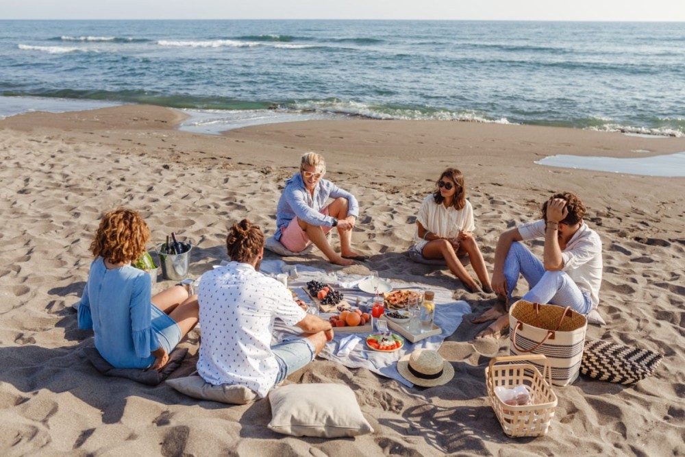 Lisbon: Beach Brunch Picnic with Set-Up and Transfers | ®ExcursionMania