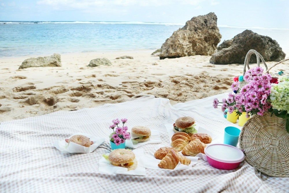 Lisbon: Beach Brunch Picnic with Set-Up and Transfers | ®ExcursionMania