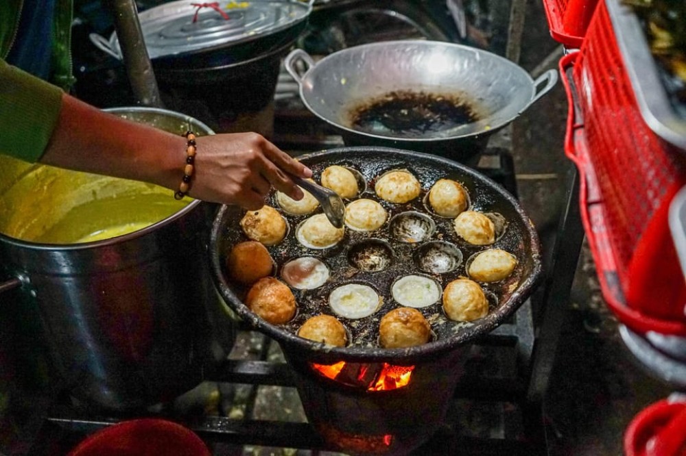 Phnom Penh Night Foodie Vespa Tour | ®ExcursionMania