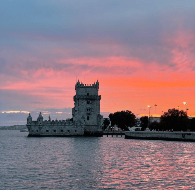 Lisbon: Private Luxury Catamaran Tour with Welcome Drink | ®ExcursionMania