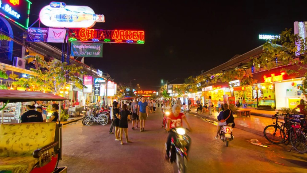 Siem Reap: Evening Foodie Vespa Tour | ®ExcursionMania