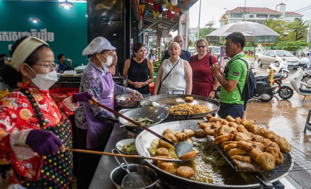 Siem Reap: Evening Foodie Vespa Tour | ®ExcursionMania