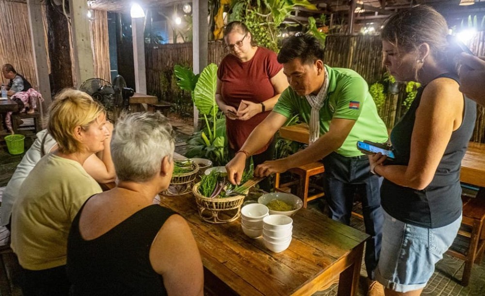 Siem Reap: Evening Foodie Vespa Tour | ®ExcursionMania