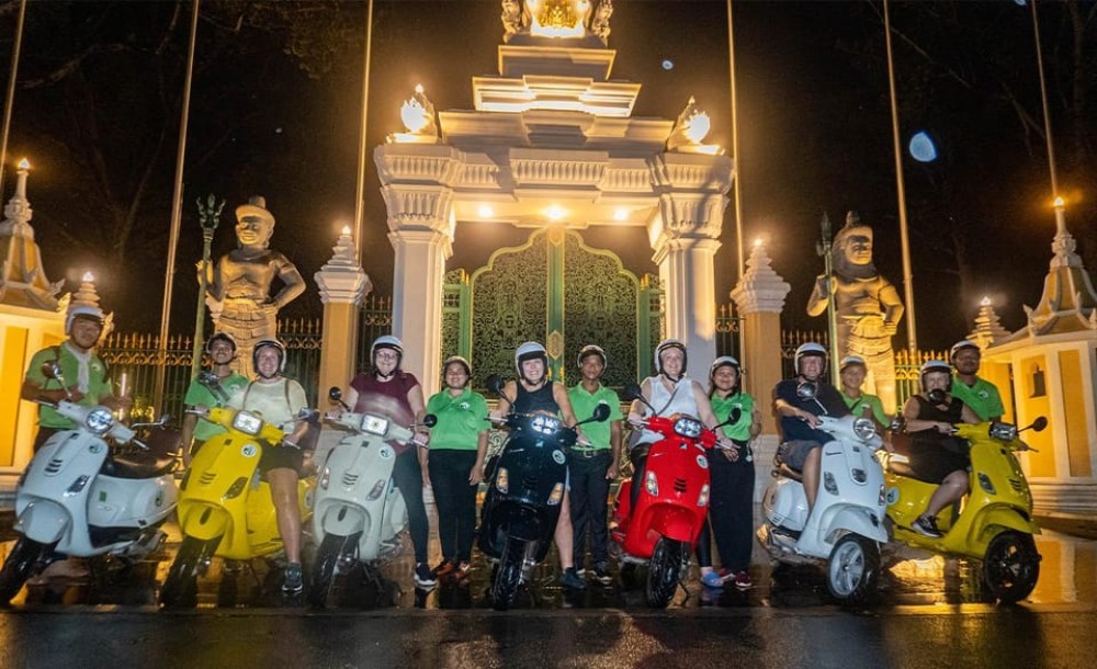Siem Reap: Evening Foodie Vespa Tour | ®ExcursionMania