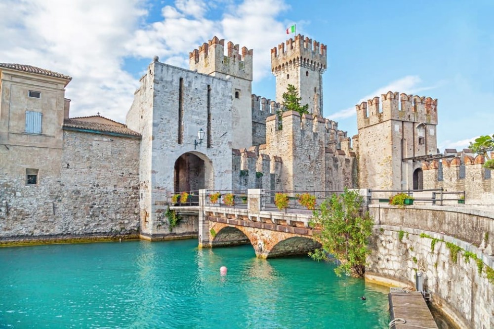 Milan: Verona Day Tour with a Lake Garda Cruise to Sirmione | ®ExcursionMania