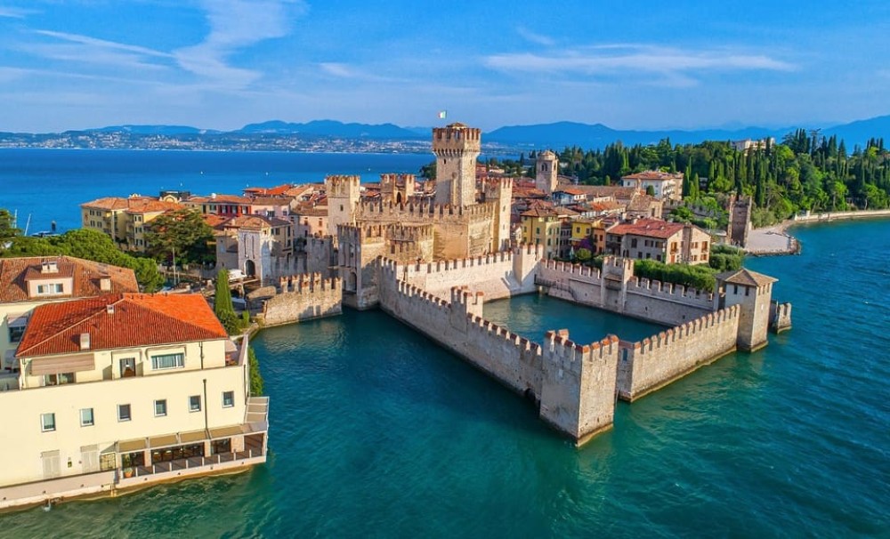 Milan: Verona Day Tour with a Lake Garda Cruise to Sirmione | ®ExcursionMania
