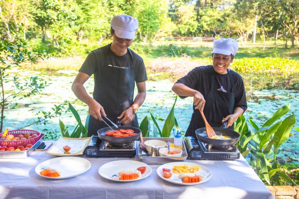 Angkor Wat: Sunrise Jeep Tour with Breakfast and Lunch | ®ExcursionMania
