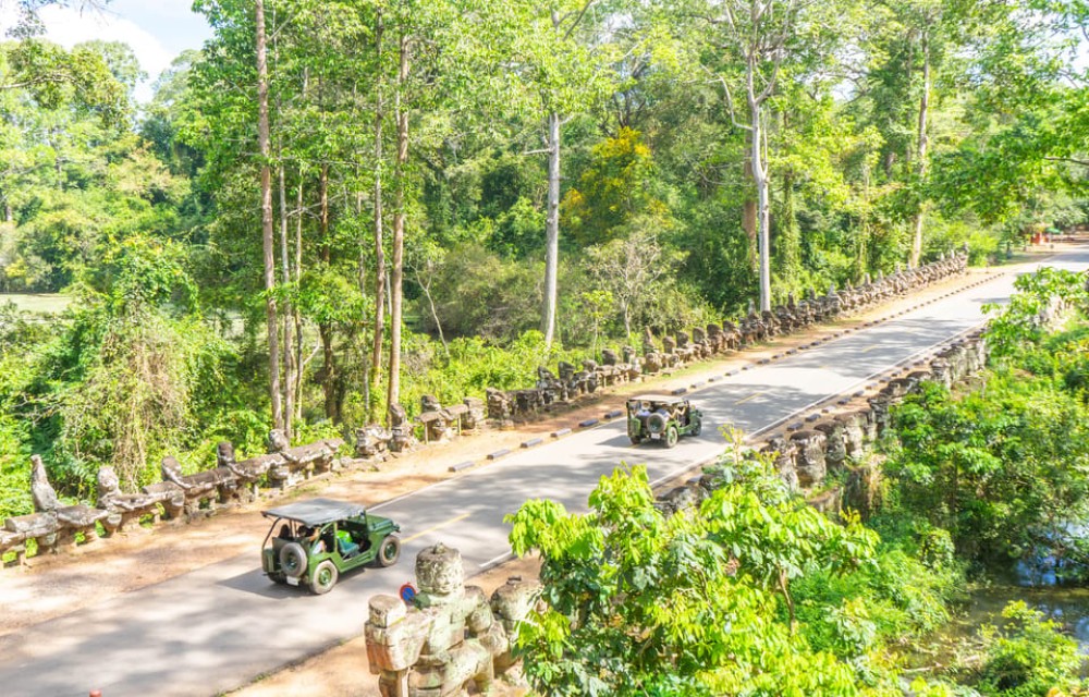Angkor Wat: Sunrise Jeep Tour with Breakfast and Lunch | ®ExcursionMania