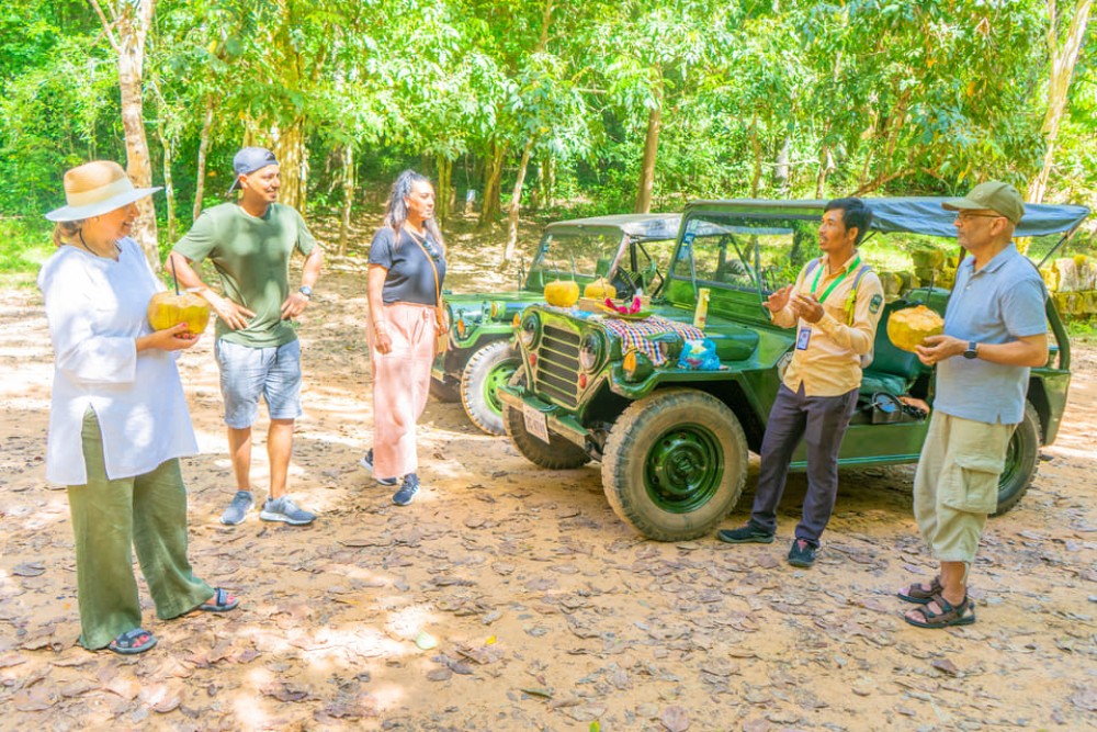 Angkor Wat: Sunrise Jeep Tour with Breakfast and Lunch | ®ExcursionMania