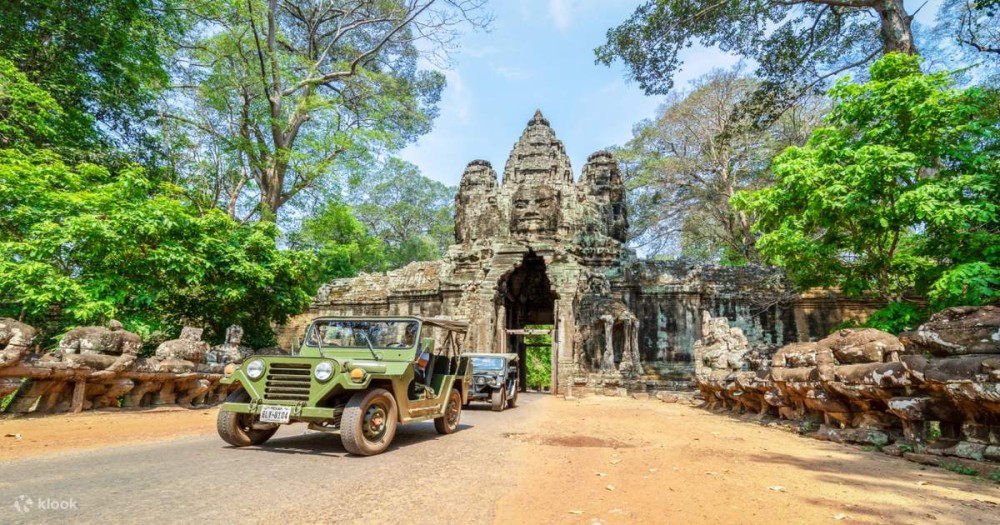 Angkor Wat: Sunrise Jeep Tour with Breakfast and Lunch | ®ExcursionMania