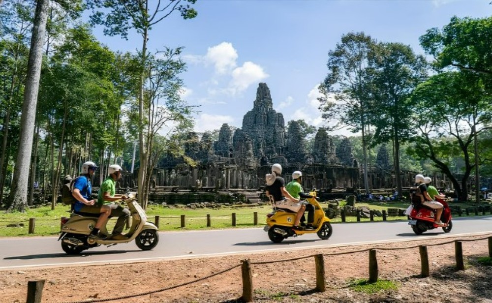 Angkor Wat: Guided Vespa Tour inclusive lunch at local house | ®ExcursionMania
