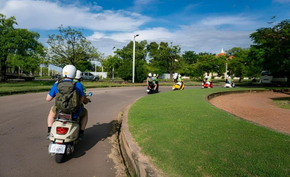 Angkor Wat: Guided Vespa Tour inclusive lunch at local house | ®ExcursionMania