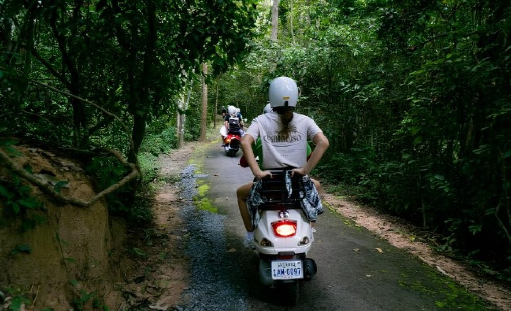Angkor Wat: Guided Vespa Tour inclusive lunch at local house | ®ExcursionMania