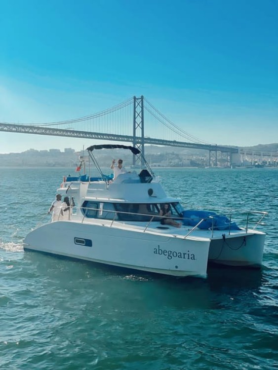 Lisbon: 4h Private Luxury Catamaran Tour with Welcome Drink | ®ExcursionMania