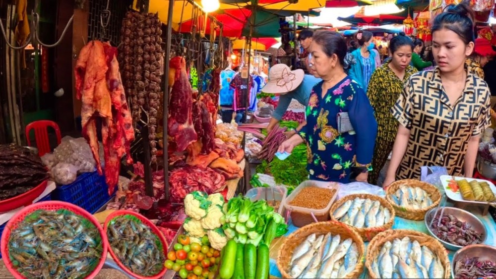 Phnom Penh: Morning Foodie & Market Tour by Vespa | ®ExcursionMania