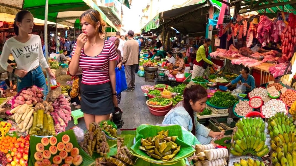 Phnom Penh: Morning Foodie & Market Tour by Vespa | ®ExcursionMania