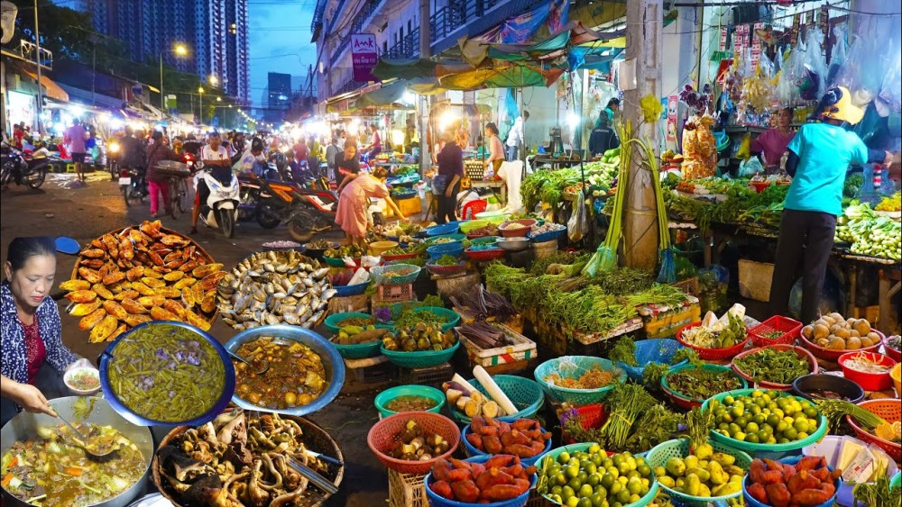 Phnom Penh: Morning Foodie & Market Tour by Vespa | ®ExcursionMania