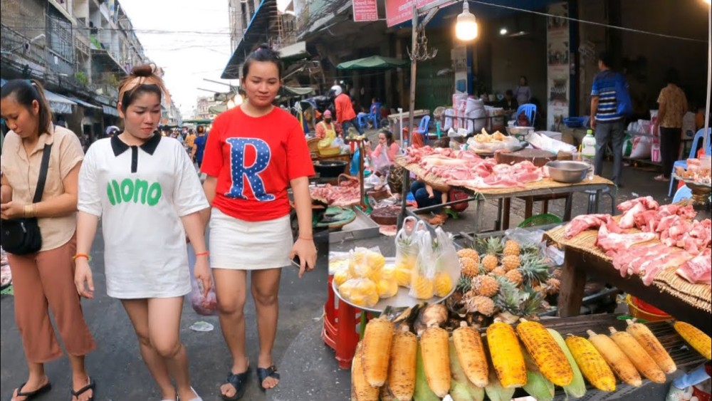 Phnom Penh: Morning Foodie & Market Tour by Vespa | ®ExcursionMania