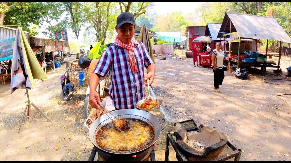 Phnom Penh: Morning Foodie & Market Tour by Vespa | ®ExcursionMania