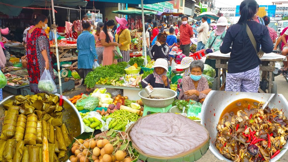 Phnom Penh: Morning Foodie & Market Tour by Vespa | ®ExcursionMania